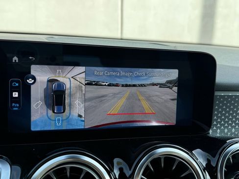 Used 2025 Mercedes-Benz GLB 250 image 9