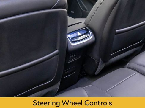 Used 2025 Cadillac XT6 Luxury image 17