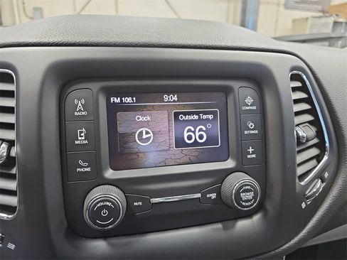 Used 2018 Jeep Compass Latitude image 22