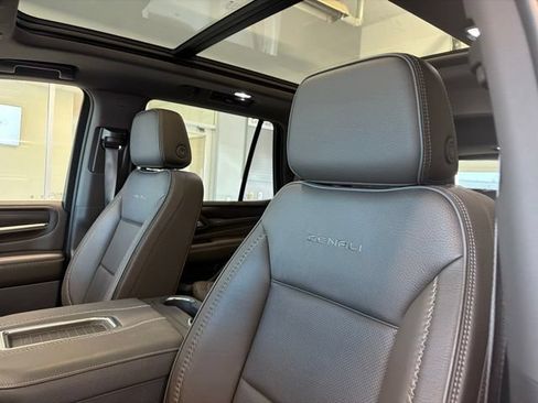 Used 2021 GMC Yukon Denali w/ Denali Premium Package AWD/4WD image 18