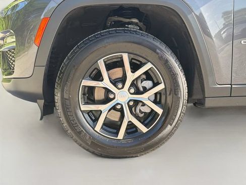 Used 2025 Jeep Grand Cherokee Limited RWD image 41