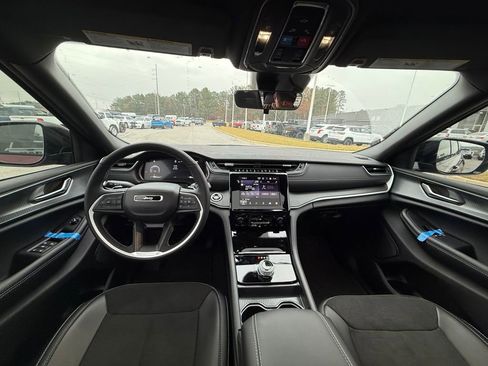 New 2025 Jeep Grand Cherokee Altitude image 12