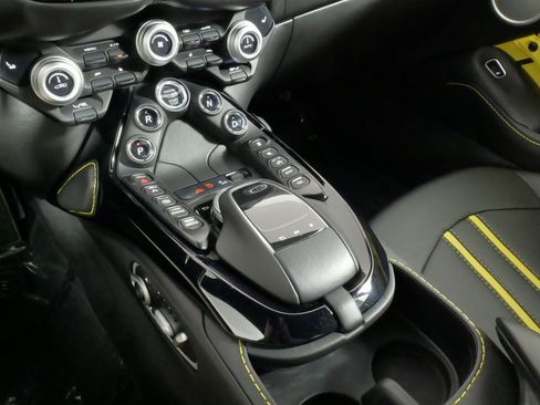 Used 2019 Aston Martin V8 Vantage Coupe RWD image 63