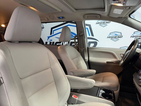Used 2020 Toyota Sienna XLE Premium w/ Carpet Mat Package image 28