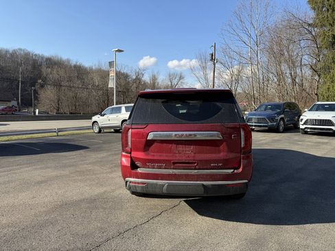 Used 2024 GMC Yukon SLT w/ SLT Luxury Package image 4