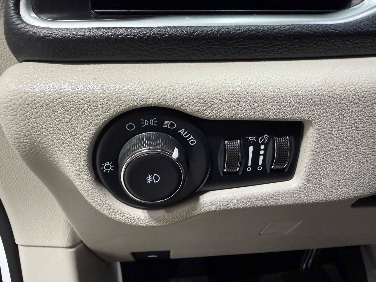 Used 2023 Chrysler Pacifica Limited FWD image 21