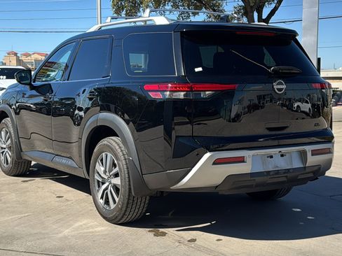 Used 2023 Nissan Pathfinder SL w/ Black Appearance Package image 5
