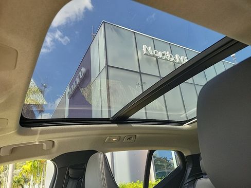 Used 2025 Volvo XC40 B5 Plus image 6