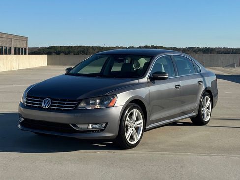 Used 2014 Volkswagen Passat TDI SEL Premium image 2