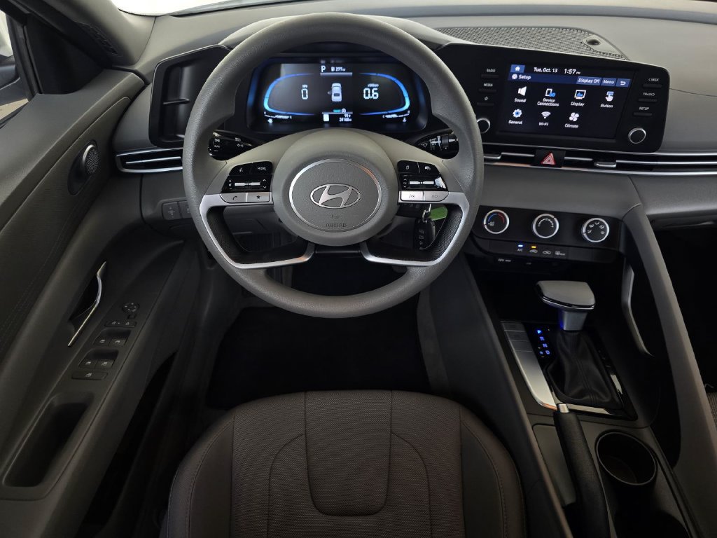 Used 2024 Hyundai Elantra SE FWD image 10