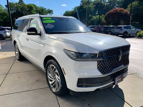 Certified 2025 Lincoln Navigator L Reserve AWD/4WD image 9