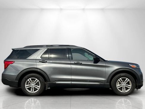 Used 2023 Ford Explorer XLT image 2