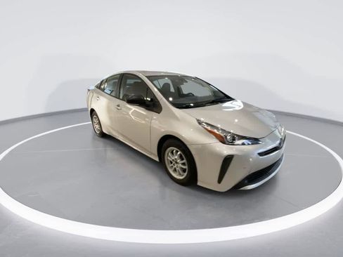 Used 2021 Toyota Prius LE image 2