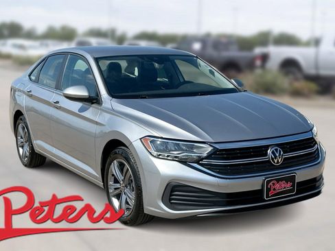 Used 2024 Volkswagen Jetta SE image 1