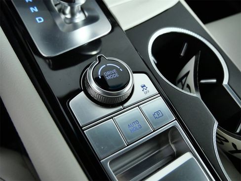 Used 2025 Genesis G70 2.5T image 22