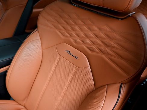 Certified 2025 Bentley Bentayga Extended Wheelbase image 28