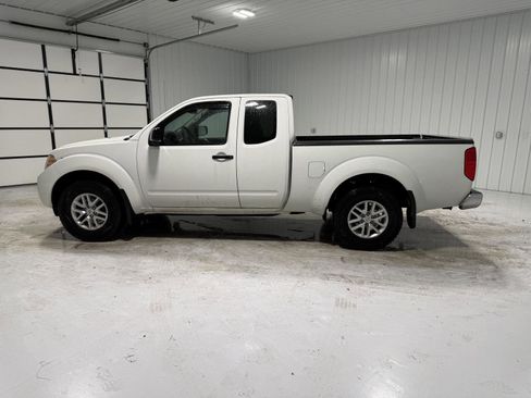 Used 2018 Nissan Frontier SV image 3