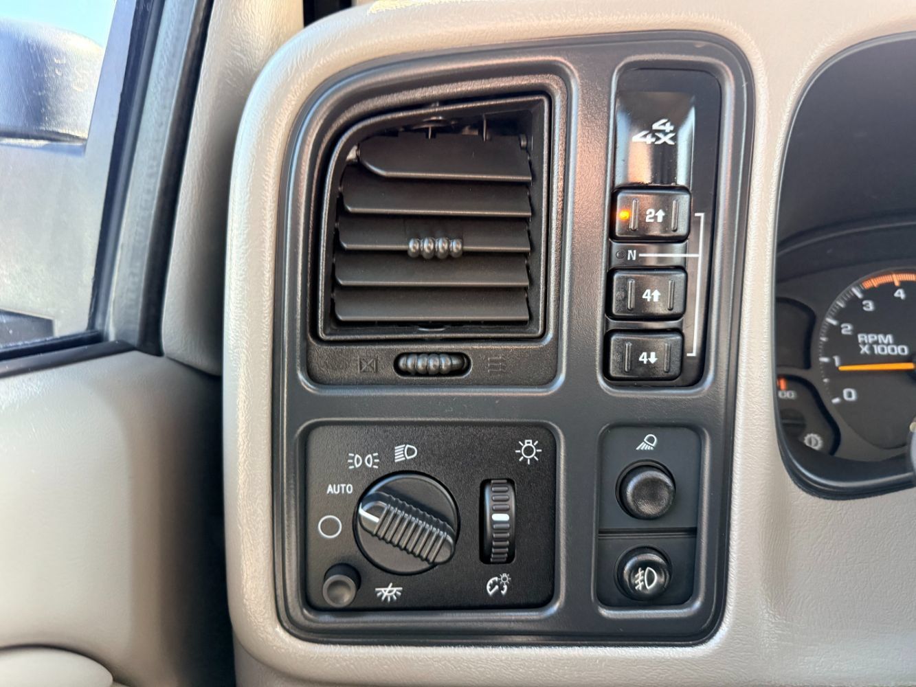 Used 2004 GMC Sierra 2500 SLT w/ Heavy-Duty Power Package AWD/4WD image 18