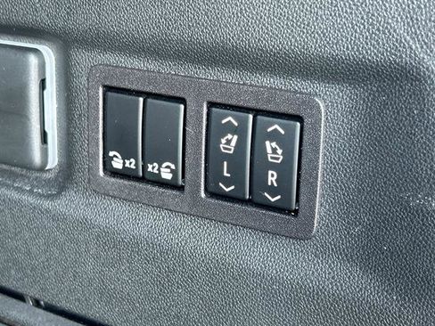 Used 2024 GMC Yukon XL Denali image 11