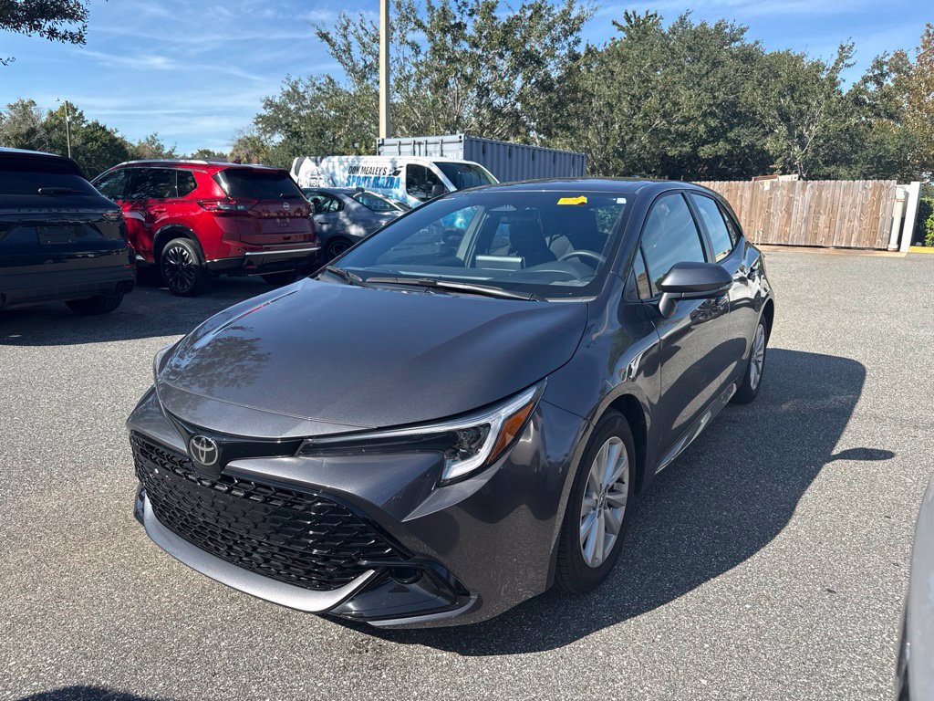 Used 2025 Toyota Corolla SE FWD image 2