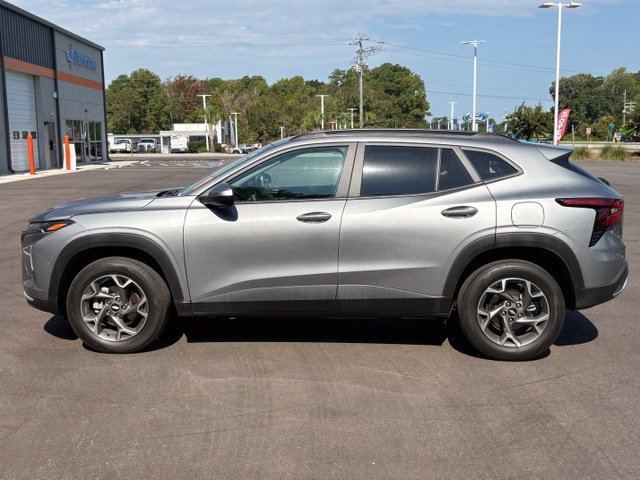 Used 2025 Chevrolet Trax LT FWD image 2
