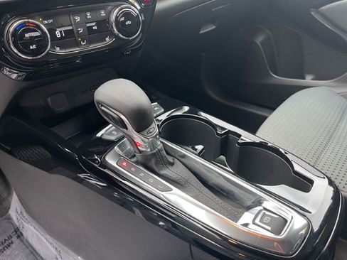 Used 2025 Chevrolet Trax LT w/ LT Convenience Package image 40