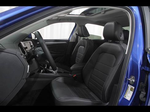 Certified 2024 Volkswagen Jetta SE w/ Panoramic Sunroof Package FWD image 5