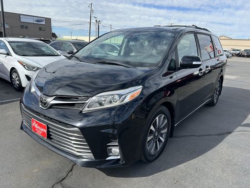Used 2018 Toyota Sienna Limited w/ Carpet Mat Package image 2