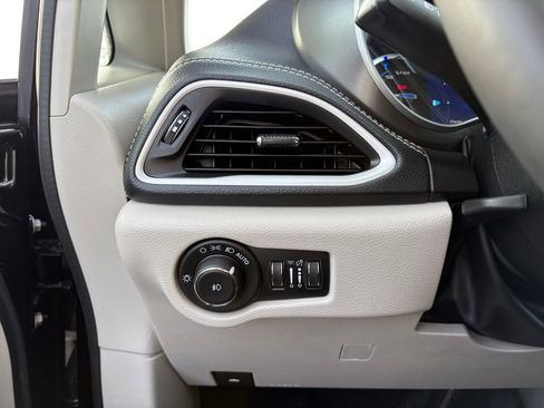 Certified 2024 Chrysler Pacifica Limited FWD image 24