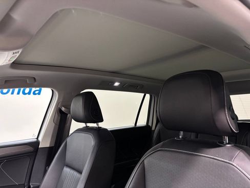 Used 2023 Volkswagen Tiguan SE w/ Panoramic Sunroof Package AWD/4WD image 11