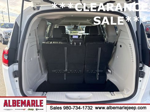 Used 2022 Chrysler Pacifica Touring-L image 5