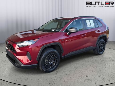 Used 2020 Toyota RAV4 LE FWD image 2