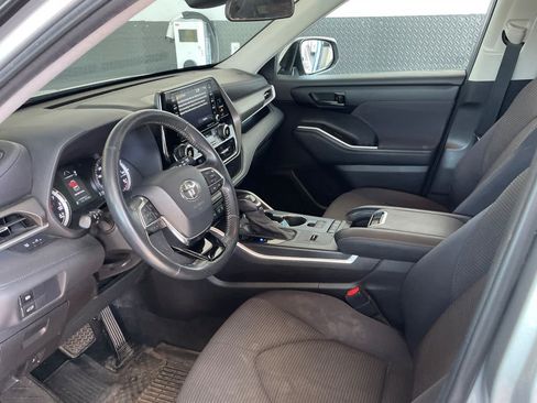 Used 2021 Toyota Highlander LE FWD image 9