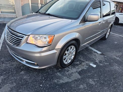Used 2016 Chrysler Town & Country Touring FWD image 1