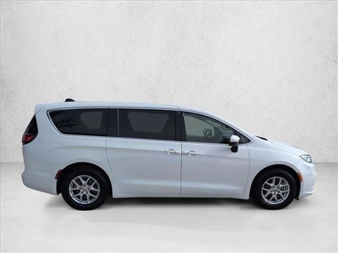 Used 2023 Chrysler Pacifica Touring-L FWD image 4