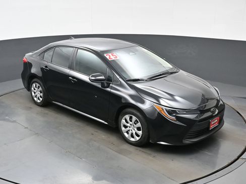Used 2025 Toyota Corolla LE image 32