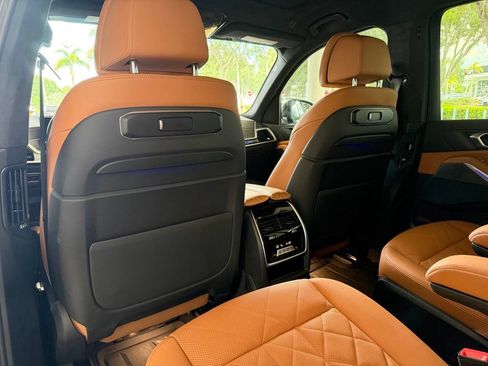 Used 2023 BMW X7 xDrive40i w/ M Sport Package AWD/4WD image 42