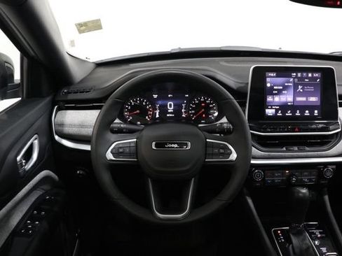 Used 2025 Jeep Compass Latitude w/ Sun & Sound Group AWD/4WD image 12