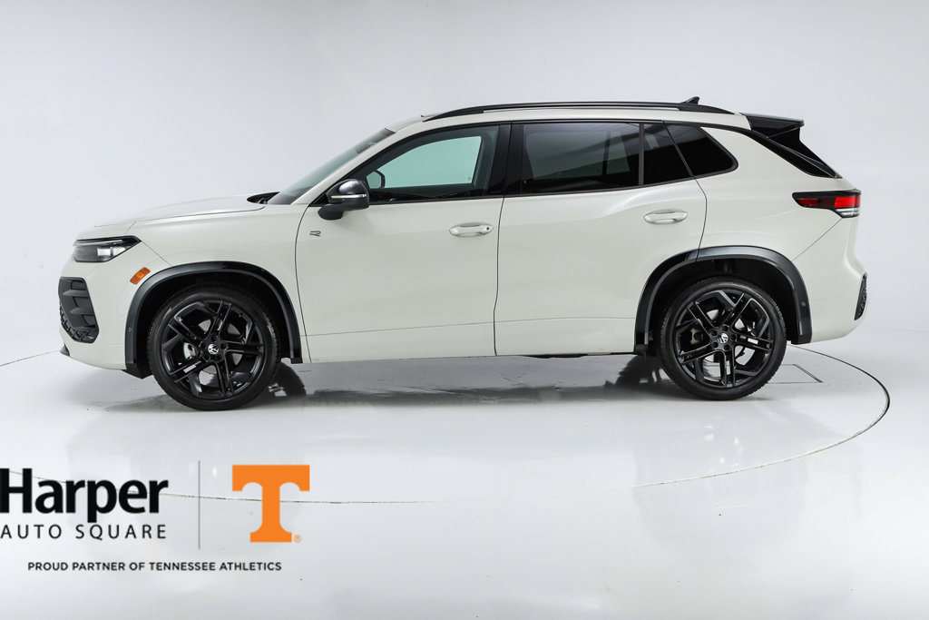 Used 2025 Volkswagen Tiguan SE R-Line FWD image 2