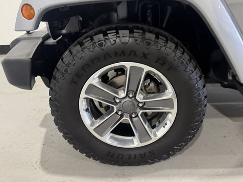 Used 2018 Jeep Wrangler Unlimited Sahara AWD/4WD image 10