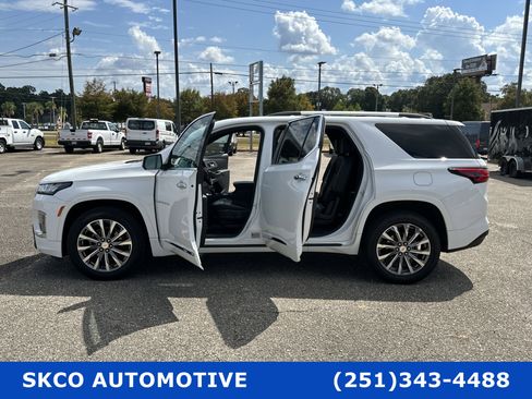 Used 2023 Chevrolet Traverse Premier w/ LPO, Cargo Package image 31