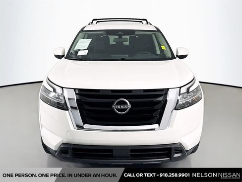 Used 2022 Nissan Pathfinder SV FWD image 2
