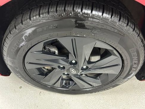 Used 2023 Hyundai Elantra SEL w/ Preferred Accessory Package FWD image 9
