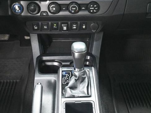 Used 2019 Toyota Tacoma TRD Off-Road w/ Technology Package AWD/4WD image 21
