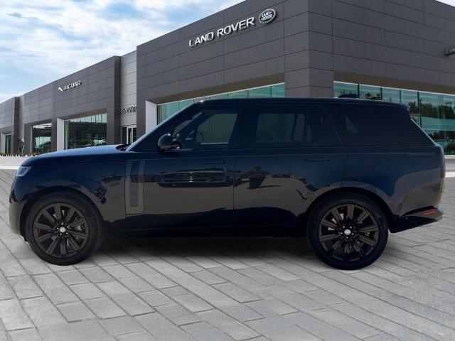 Used 2023 Land Rover Range Rover SE AWD/4WD image 2