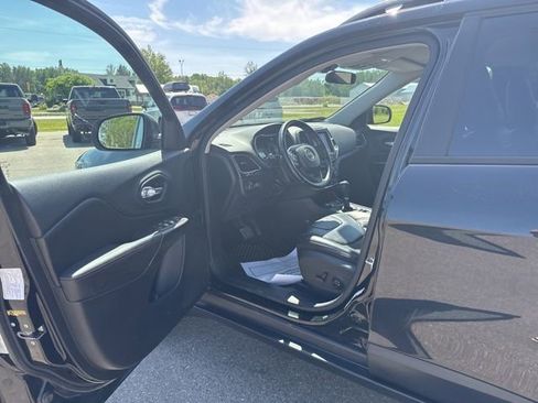 Used 2020 Jeep Cherokee Trailhawk w/ Cold Weather Group AWD/4WD image 11