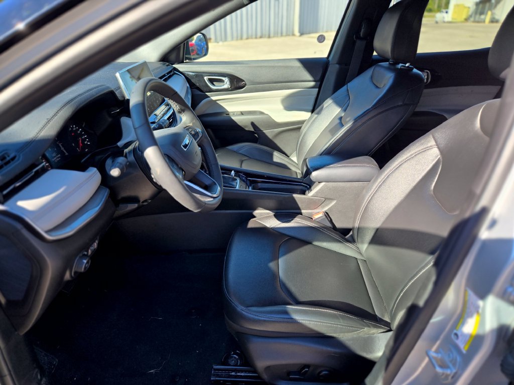 Used 2025 Jeep Compass Limited AWD/4WD image 9