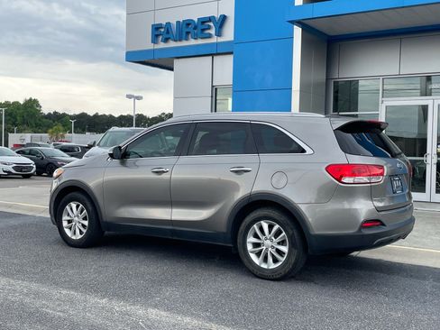 Used 2017 Kia Sorento FWD image 3