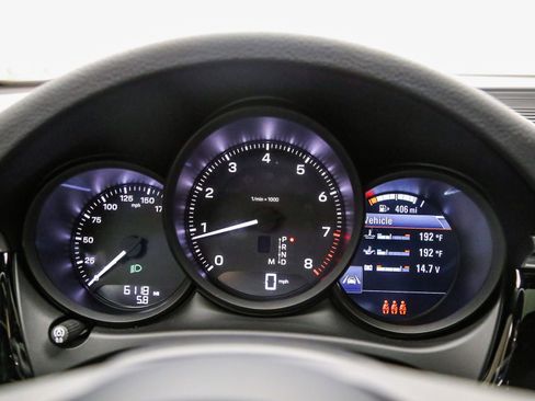Certified 2025 Porsche Macan AWD/4WD image 30