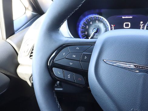 Used 2025 Chrysler Pacifica Limited image 32